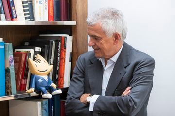 Juan Antonio Samaranch Salisachs, vicepresidente del COI, en su oficina de Madrid junto a Cobi. 