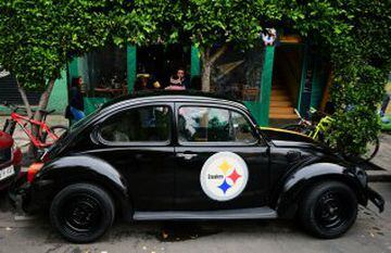 Un escarabajo de los Steelers aparcado en México. A lo mejor el cartel ilegible de ese aficionado era preguntando por su coche...