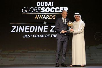 Zinedine Zidane, técnico del Real Madrid, recibe el premio al mejor entrenador del año.