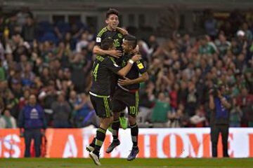 Herrera, Corona y Hernández celebran el segundo gol de México
