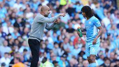 Pep Guardiola, entrenador del Manchester City, da instrucciones a Nathan Aké durante un partido.