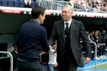 Carlos Ancelotti saluda a Andoni Iraola antes del inicio del encuentro.