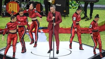 Robbie Williams gives critics middle finger in World Cup show