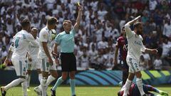 El &aacute;rbitro Alejandro Hern&aacute;ndez Hern&aacute;ndez (c) saca tarjeta amarilla al jugador del Real Madrid Daniel Carvajal 