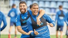Samuel Shashoua y Nahuel Leiva, jugadores del CD Tenerife, durante una sesi&oacute;n de entrenamiento.