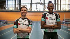 Simon Yates y Teniel Campbell posan con la equipaci&oacute;n del Team BikeExchange, la nueva denominaci&oacute;n del Mitchelton-Scott, para la temporada 2021.