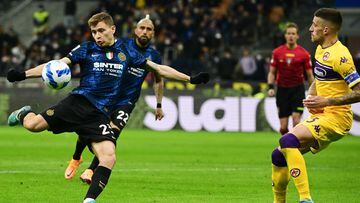 Inter Milan's Italian midfielder Nicolo Barella (L) attempts to shoot on atrget despite Fiorentina's Italian defender Cristiano Biraghi (R) during the Italian Serie A football match between Inter Milan and Fiorentina, on March 19, 2022 at the Giuseppe-Meazza (San Siro) stadium in Milan. (Photo by Miguel MEDINA / AFP)