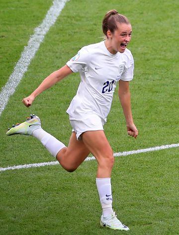 Ella Toone celebra el 1-0 para Inglaterra. 