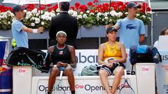 Las tenistas estadounidenses Coco Gauff y Jessica Pegula, durante un descanso en la final de dobles femenina del Mutua Madrid Open.