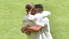 Sergio Ramos celebra un gol junto a Casemiro. 