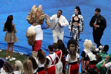 Acá los cantantes con la mascota del Mundial de Rusia, el lobito Zabivaka.