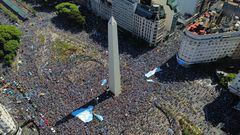 El Obelisco, en Buenos Aires, rodeado de aficionados festejando el triunfo en el Mundial.