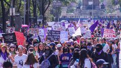Desvíos y cierres de estaciones del Metro: Mujeres marchan por la Alameda  en conmemoración del 8M