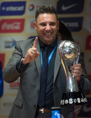 'Turco' Mohamed con el título que ganó con América en el Apertura 2013.