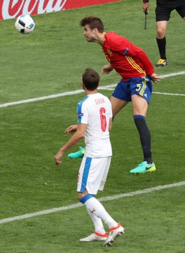 Piqué connects with a glancing, downwards header.