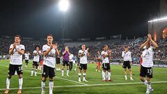 Los jugadores de la selección alemana aplauden a sus hinchas tras su partido ante Italia