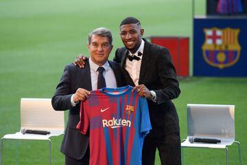 FC Barcelona president Joan Laporta poses with new signing Emerson Royal during his official presentation