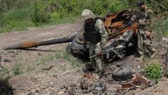 Ukrainian servicemen inspect a destroyed Russian tank at an abandonned Russian position near the village of Bilogorivka not far from Lysychansk, Lugansk region, on June 17, 2022, amid the Russian invasion of Ukraine. (Photo by Anatolii STEPANOV / AFP) (Photo by ANATOLII STEPANOV/AFP via Getty Images)