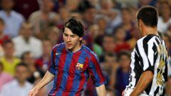 Leo Messi disputa un bal&oacute;n a Fabio Cannavaro.