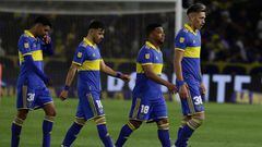 Boca Juniors' footballres leave the field at end the first half during their Argentine Professional Football League Tournament 2022 match against Rosario Central at La Bombonera stadium in Buenos Aires, on August 17, 2022. (Photo by ALEJANDRO PAGNI / AFP)