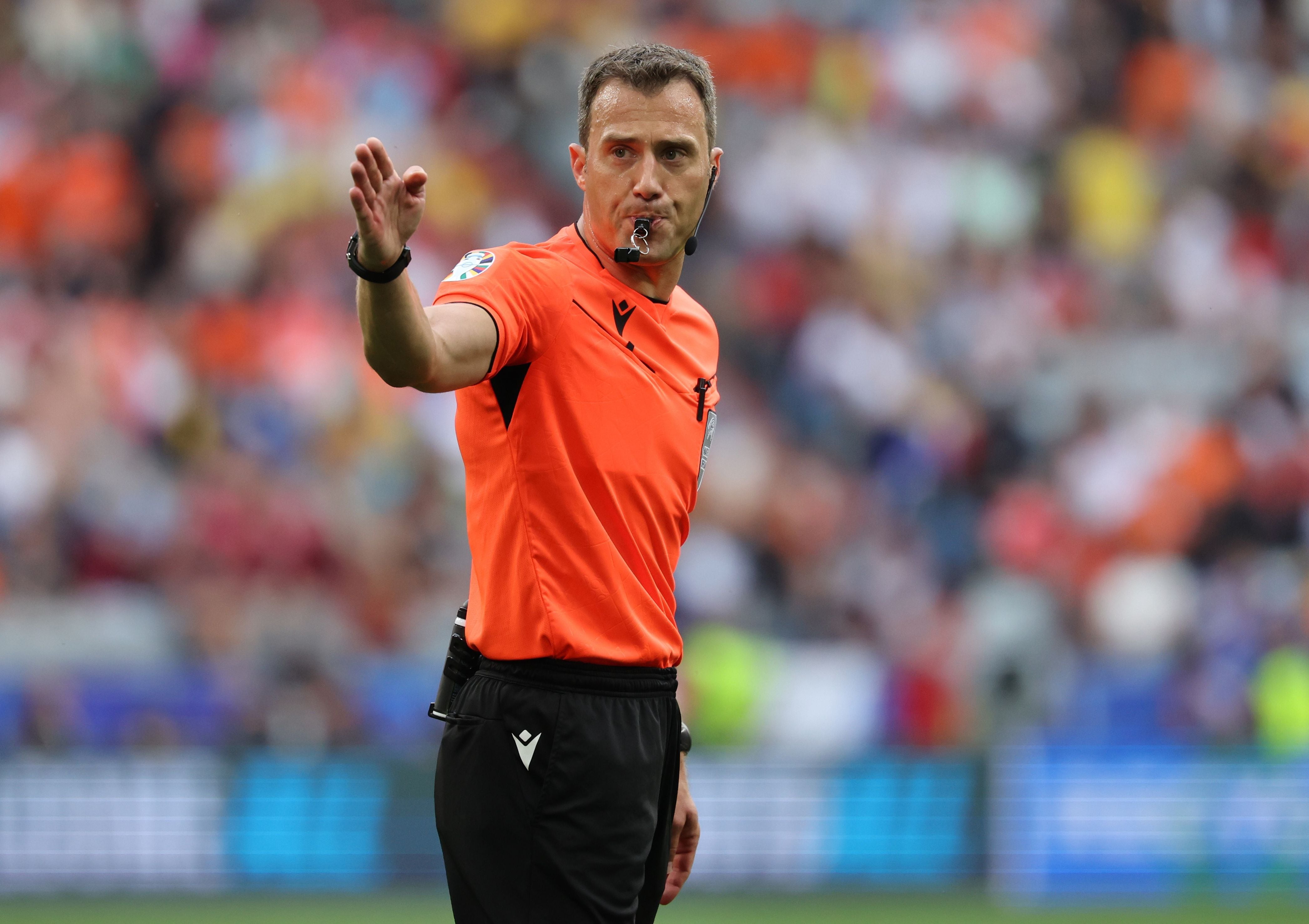 Munich (Germany), 02/07/2024.- Referee Felix Zwayer whistles and gestures during the UEFA EURO 2024 Round of 16 soccer match between Romania and Netherlands, in Munich, Germany, 02 July 2024. (Alemania, Países Bajos; Holanda, Rumanía) EFE/EPA/MOHAMED MESSARA
