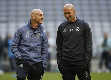 Zidane conversa con su ayudante sobre el c&eacute;sped del Allianz Arena en el entrenamiento previo al Bayern-Real Madrid de la Champions 2016-2017.