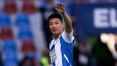 VALENCIA, SPAIN - MARCH 12: Wu Lei of RCD Espanyol waves to fans as he leaves the pitch following the La Liga Santander match between Levante UD and RCD Espanyol at Ciutat de Valencia on March 12, 2022 in Valencia, Spain. (Photo by Manuel Queimadelos/Quality Sport Images/Getty Images)
PUBLICADA 01/04/22 NA MA19 1COL