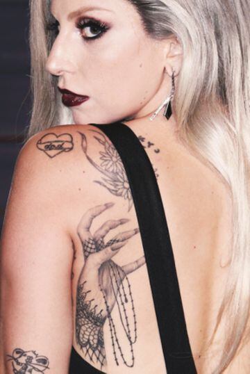 La cantante Lady Gaga también ha adornado su piel con numerosos tatuajes, en general de dudoso gusto como estos