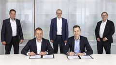 Hansi Flick firmando su nuevo contrato como seleccionador alem&aacute;n.