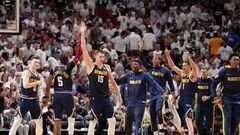 Nikola Jokic y los Nuggets celebran una canasta en el cuarto partido de las Finales de la NBA, en Miami.
