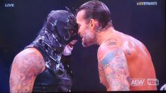 CM Punk y Pen ta Oscuro, frente a frente en su lucha de AEW Dynamite.