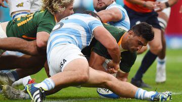 AVELLANEDA, ARGENTINA - SEPTEMBER 17: Damian de Allende of South Africa scores a try during a Rugby Championship match between Argentina Pumas and South Africa Springboks at Estadio Libertadores de América on September 17, 2022 in Avellaneda, Argentina. (Photo by Marcelo Endelli/Getty Images)