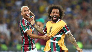 Marcelo celebra la Copa Libertadores con sus compañeros.