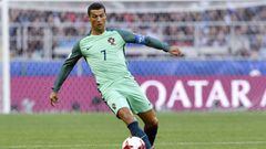 Portugal&#039;s forward Cristiano Ronaldo controls the ball during the 2017 Confederations Cup group A football match between Russia and Portugal at the Spartak Stadium in Moscow on June 21, 2017. / AFP PHOTO / Alexander NEMENOV