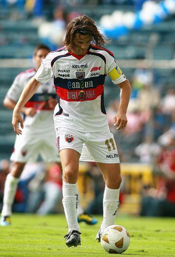 El futbolista argentino surgido de las filas del River Plate, vino a México para jugar con los Potros del Atlante, aunque su estancia en el equipo entonces de Cancún duró poco