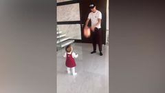El Cristiano más tierno: su hija y él jugando con el balón del hat-trick al Atleti