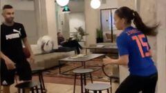 Isabella entrenando en el lobby del hotel