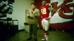 El linebacker de los Chiefs perfeccion&oacute; el arte del sack hasta convertirse en la pesadilla de todos los quarterbacks durante la d&eacute;cada de 1990.