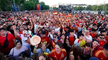 Aficionados esperan en la Explanada del Puente del Rey la llegada de la selección española.