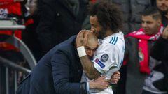 Marcelo celebra con Zidane un gol ante el PSG, la pasada temporada.