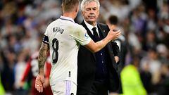 Real Madrid's German midfielder Toni Kroos (Front) and Real Madrid's Italian coach Carlo Ancelotti react at the end of the Spanish league football match between Real Madrid CF and Sevilla FC at the Santiago Bernabeu stadium in Madrid, on October 22, 2022. (Photo by JAVIER SORIANO / AFP)