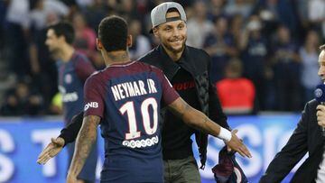 US basketball player Stephen Curry (C) taps hands with Paris Saint-Germain&#039;s Brazilian forward Neymar (L) at the start of the  French L1 football match between Paris Saint-Germain (PSG) and Saint-Etienne (ASSE) on August 25, 2017, at the Parc des Princes stadium in Paris. / AFP PHOTO / GEOFFROY VAN DER HASSELT