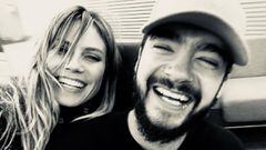 Heidi Klum y Tom Kaulitz posando muy sonrientes en una foto informal