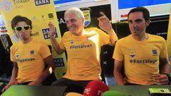 Oleg Tinkov posa junto a Peter Sagan y Alberto Contador durante una rueda de prensa en el Tour de Francia 2015.