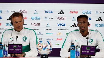Hervé Renard y Mohammed Kanno, entrenador y estrella de Arabia Saudita, en conferencia de prensa en Qatar 2022.