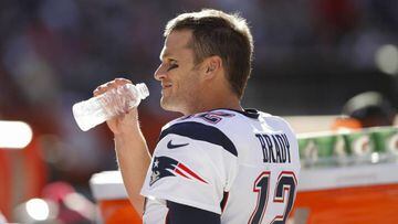 Tom Brady cree que beber agua te protege del sol