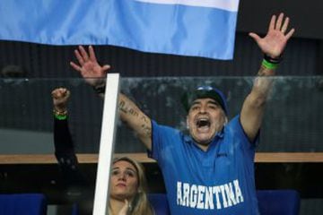 Diego Maradona alentando a Argentina en Zagreb. 