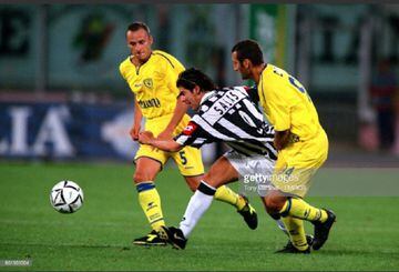 ¡Así tenían que bajarlo en la Juventus! Eugenio Corini, defensor del Chievo Verona, lo tomaba en esta imagen. 