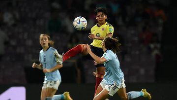 Colombia's Yesica Munoz (C) shoots the ball during the FIFA U-17 womens football World Cup 2022 final match between Colombia and Spain at the DY Patil Stadium in Navi Mumbai on October 30, 2022. (Photo by Punit PARANJPE / AFP) (Photo by PUNIT PARANJPE/AFP via Getty Images)