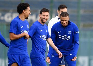 Marquinhos (L) with Paris Saint-Germain's Argentinian forward Lionel Messi (L) and Paris Saint-Germain's French forward Kylian Mbappe